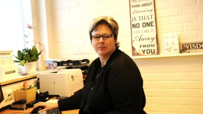 rektor mona enlund i högstadiet i petalax sitter vid datorn i sitt arbetsrum