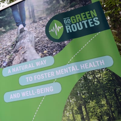 Go green routes-verkoston kyltti on pystytetty Kintterön metsään.