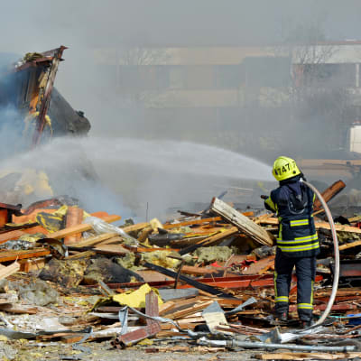 Brandman släcker brand i Korsnäståget i Vasa.