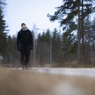 Sijoitusasunnot.com Group Oyj:n perustaja ja toimitusjohtaja Henri Neuvonen kävelemässä Jyväskylästä Jämsään.