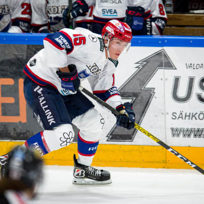 Anton Lundell med pucken vid sargen.