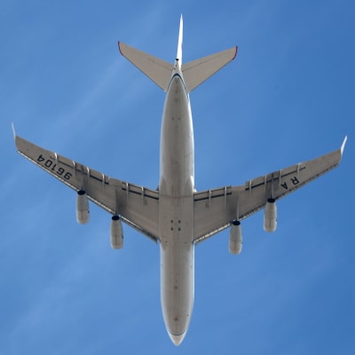 Ett flygplan flyger.