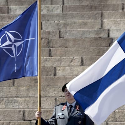 Naton ja Suomen lippu.