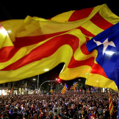Tusentals katalaner protesterade i Barcelona i tisdags kväll mot gripandet av två ledande självständighetsaktivister.