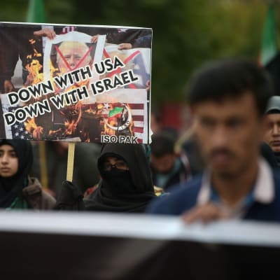 "Ner med USA, ner med Israel", skanderar demonstranter i Islamabad 3.1.2020