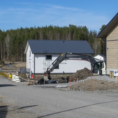 Småhusbygge i villaområde.