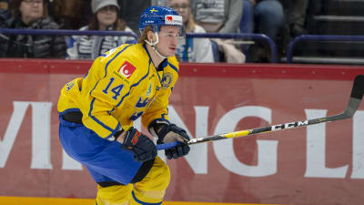 Jakob Lilja skrinnar över blålinjen.