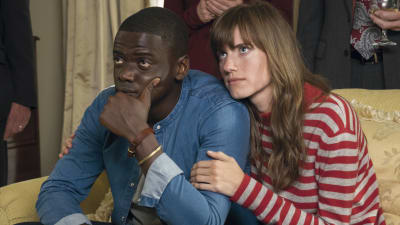 Chris (Daniel Kaluuya) sitter tillsammans med Rose (Allison Williams) i en soffa och ser bekymrade ut.