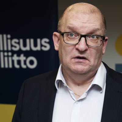 Teollisuusliiton puheenjohtaja Riku Aalto tiedotustilaisuudessa Helsingissä.