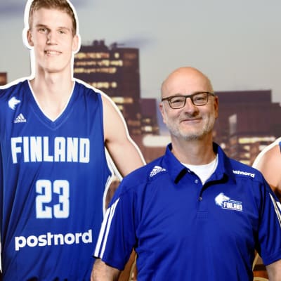 Basketlandslagets chefstränare Henrik Dettman med Lauri Markkanen och Petteri Koponen.