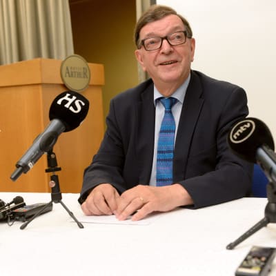 Paavo Väyrynen på presskonferens.