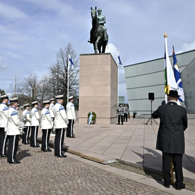 Kansallisen veteraanipäivän muistotilaisuus ja seppeleenlasku Helsingissä Mannerheimin patsaalla torstaina 27. huhtikuuta 2023.