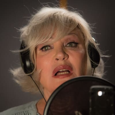 Seija Kuula (Hannele Lauri) laulaa mikrofoniin