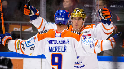 Jori Lehterä och Waltteri Merelä firar mål.