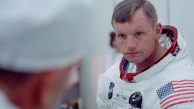 Neil Armstrong i klädd rymddräkt.