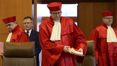 Ordföranden för konstitutionsdomstolen i Karlsruhe, Andreas Vosskuhle (i mitten) med sina domare inför domslutet om NDP, 17.1.2017.
