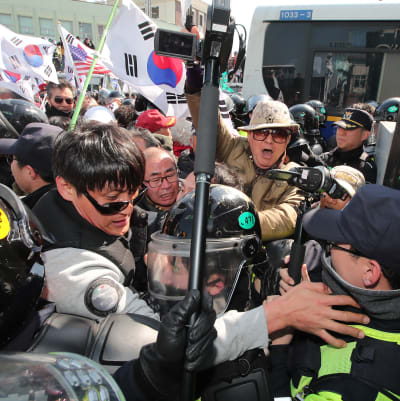 Anhängare till Park Geun-Hye drabbar samman med polis utanför grundlagsdomstolen i Seoul 10.3.2017
