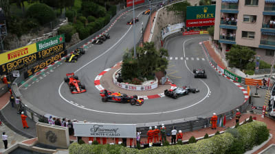 F1-bilar kör i en kurva i Monaco.