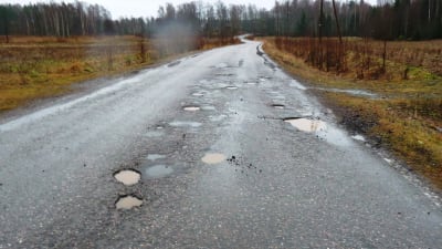 En asfalterad väg med många hål 