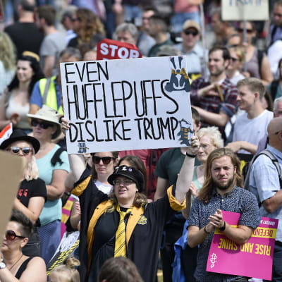 Demonstranter med Trumpkritiska plakat demonstrerar i Edinburgh.