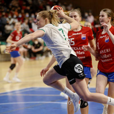 Johanna Hilli skjuter mot Dicken.