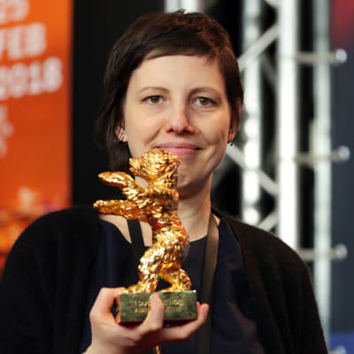 Den rumänska regissören Adina Pintilie mottog Guldbjörnen för sin film Touch Me Not.
