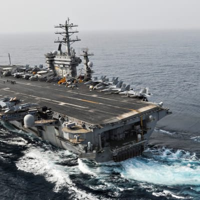 USS Nimitz utanför Oman på väg in i Persiska viken.