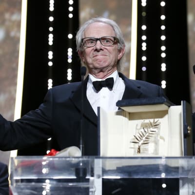 Regissören Ken Loach vinner Guldpalmen vid filmfestivalen i Cannes.
