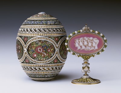 Ett Fabergéägg. Många experter anser att Alma Pihl formgav de finaste äggen. Mosiakägget har ett innovativt korststygnsmönster är visar upp utomordentligt handarbete.