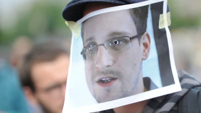En aktivist bär en Edward Snowden-mask-