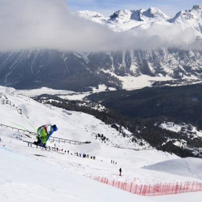 Ilka Stuhec bjuder på ett långt hopp under störloppsträningen i St. Moritz.