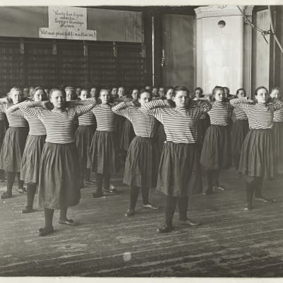 Flickgymnaster på 1920 (?)-talet