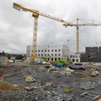 Seinäjoen Aallokon rakennustyömaa. Kaksi isoa nosturia työmaalla.