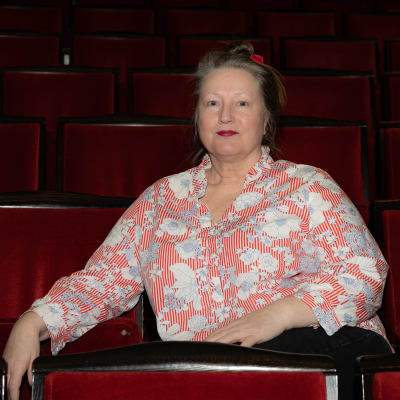 Eläkkeelle jättäytyvä näyttelijä Ritva Jalonen Tampereen Teatterin katsomossa.
