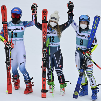 Topptrion i Lenzerheide: tvåan Mikaela Shiffrin, vinnaren Alice Robinson och trean Meta Hrovat.