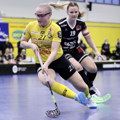 Annina Levälampi (PSS) och Karoliina Kujala (SB-Pro) i en duell.