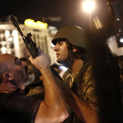 Turkisk polis griper turkiska soldater på Taksimtorget i Istanbul den 16 juli 2016 efter det misslyckade kuppförsöket.