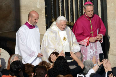 Påven Benedictus XVI efter en mässa i Peterskyrkan år 2014, ett år efter att han avgick som Påve.