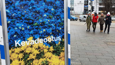 Glublå reklamskylt i Tallinn för att visa solidaritet med Ukraina.
