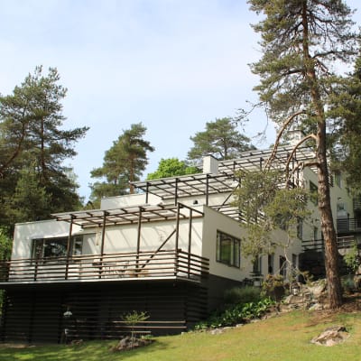 Terrasshuset i Kauttua är ritat av Alvar Aalto. Det klättrar upp längs sluttningen i fyra våningar, eller terrasser.