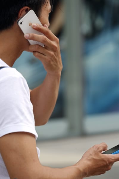 Man med mobiltelefoner.