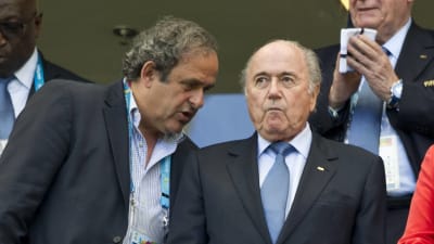 Platini säger något till Blatter.