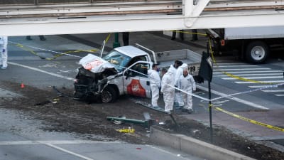 Poliser inspekterar pickup-bilen som användes i terrordådet på Manhattan.