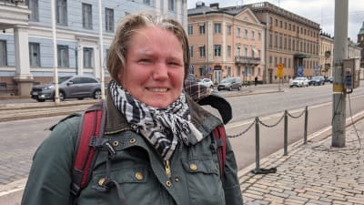 Anniina Kalliomäki står i snålblåsten vid Salutorget och väntar på en spårvagn.