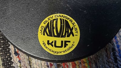 Klistermärke där det står att "jag blev dansbandsfrälst" gjort av Kvevlax UF.