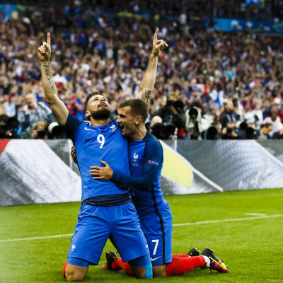 Olivier Giroud och Antoine Griezmann firar 1–0-målet mot Island.