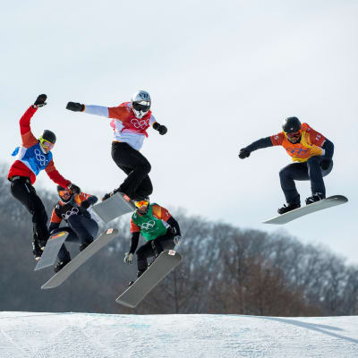 Snowboardcrossåkare i den andra semifinalen.