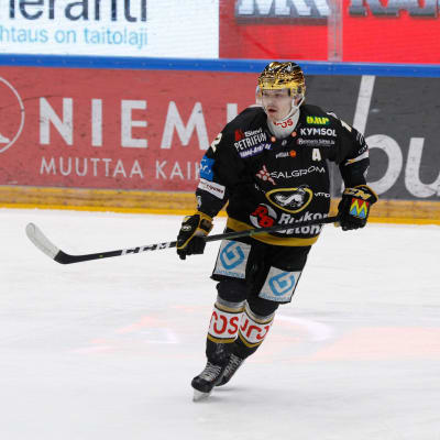 Ville Leskinen på isen under en hemmamatch för Kärpät.