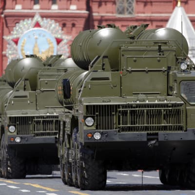Ryska luftvärnsmissiler av typ S-400 Triumf på parad på Röda torget i Moskva i maj 2016.