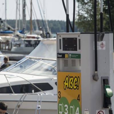 Bränslestationen vid Ingå småbåtshamn.